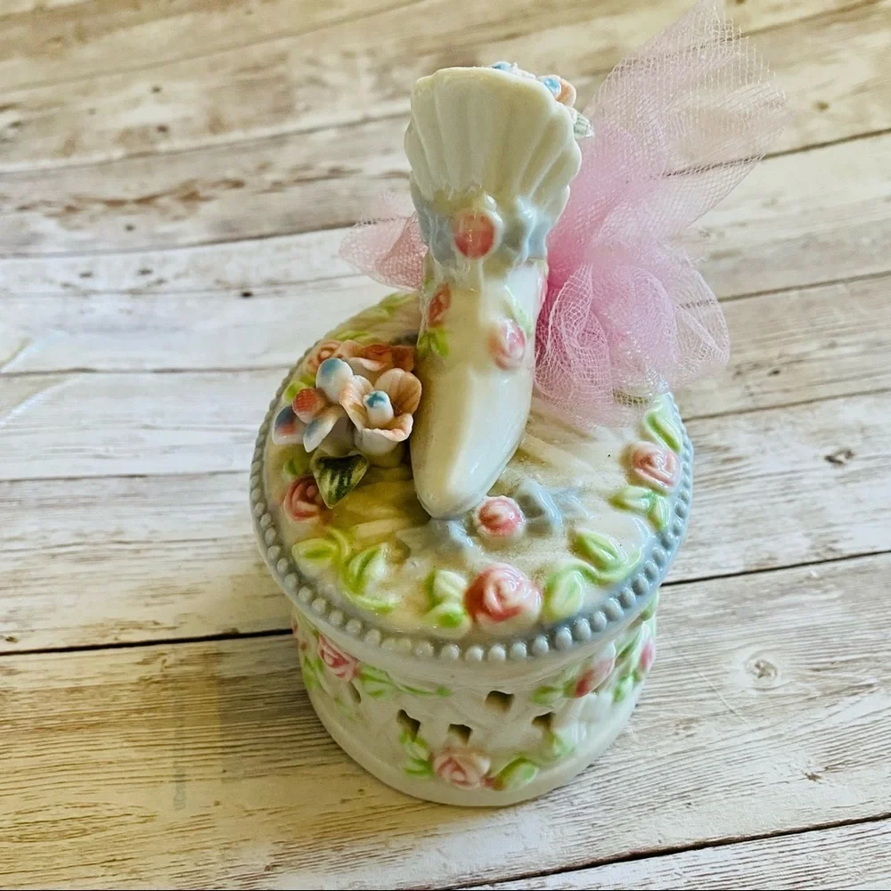 BRIDAL JEWELRY BOX WITH BRIDAL PRINCESS BOOT FLOWERS AND RIBBON